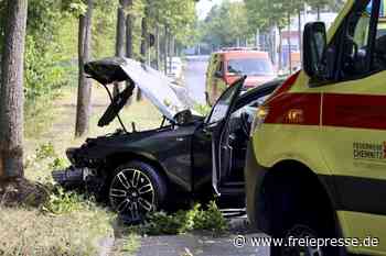 BMW prallt in Chemnitz gegen Baum: Zwei Verletzte