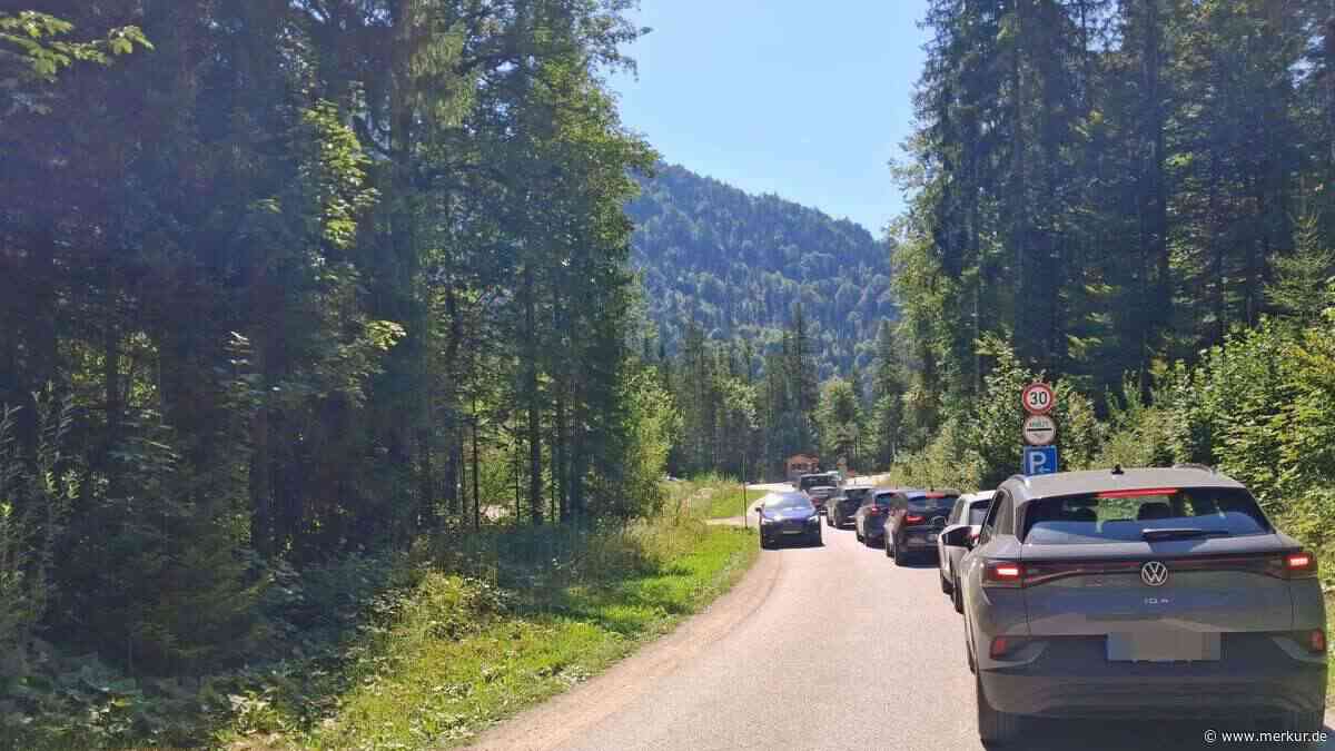 „Situation war grenzwertig“: Walchensee-Südufer gesperrt – frustrierte Ausflügler attackieren Mitarbeiter