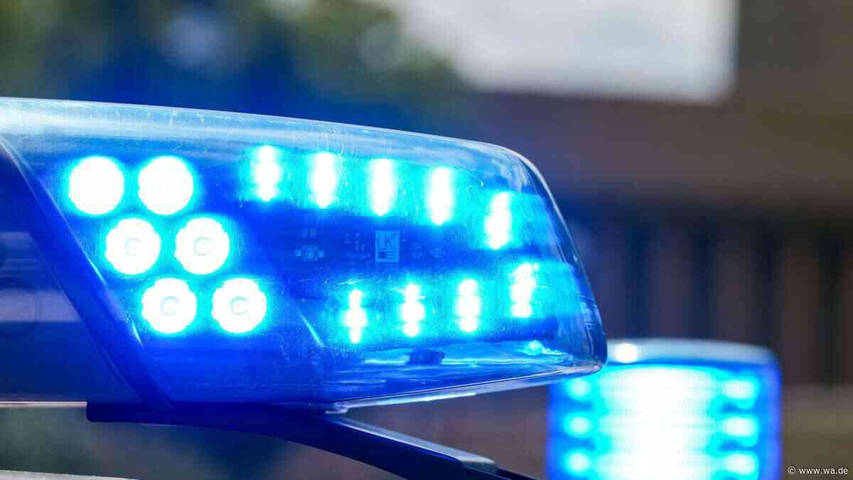 Traktor biegt ab – Auto überschlägt sich und landet im Graben