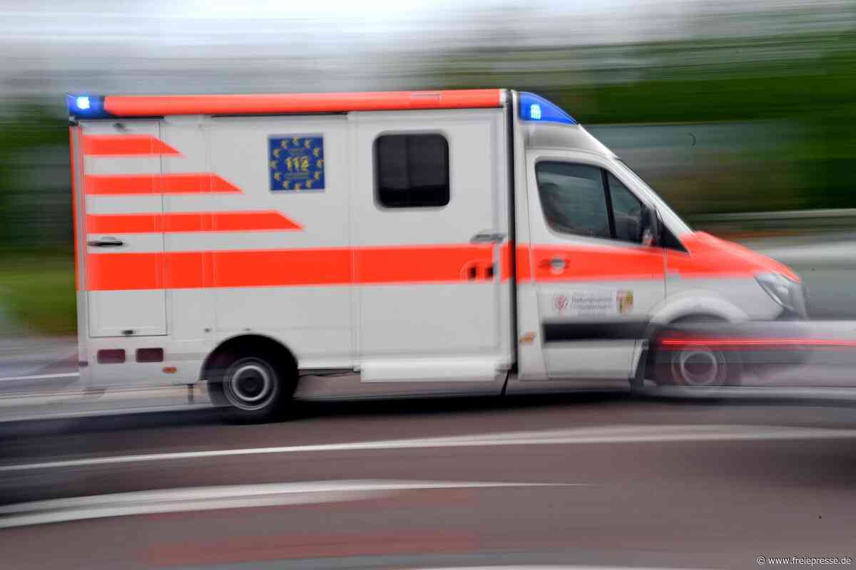 Rote Ampel überfahren: Autofahrer kollidiert mit Krankenwagen in Falkenstein