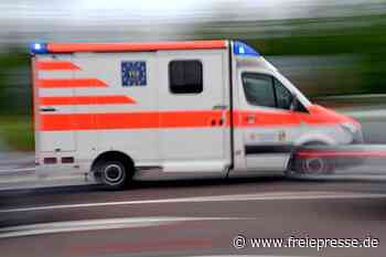 Rote Ampel überfahren: Autofahrer kollidiert mit Krankenwagen in Falkenstein