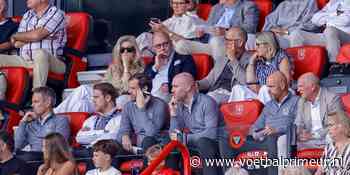 FC Twente-fans pakken Ten Hag aan met spandoek: 'Erik, eigen noodklok eerst?!'