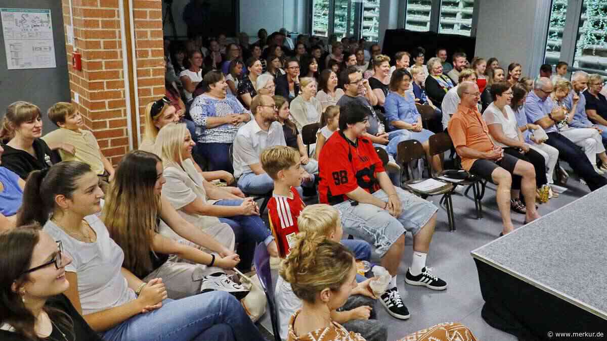 Krimitheater in der Wirtschaftsschule: „Eduard Zimmermann“ überzeugt durch Bühnenpräsenz
