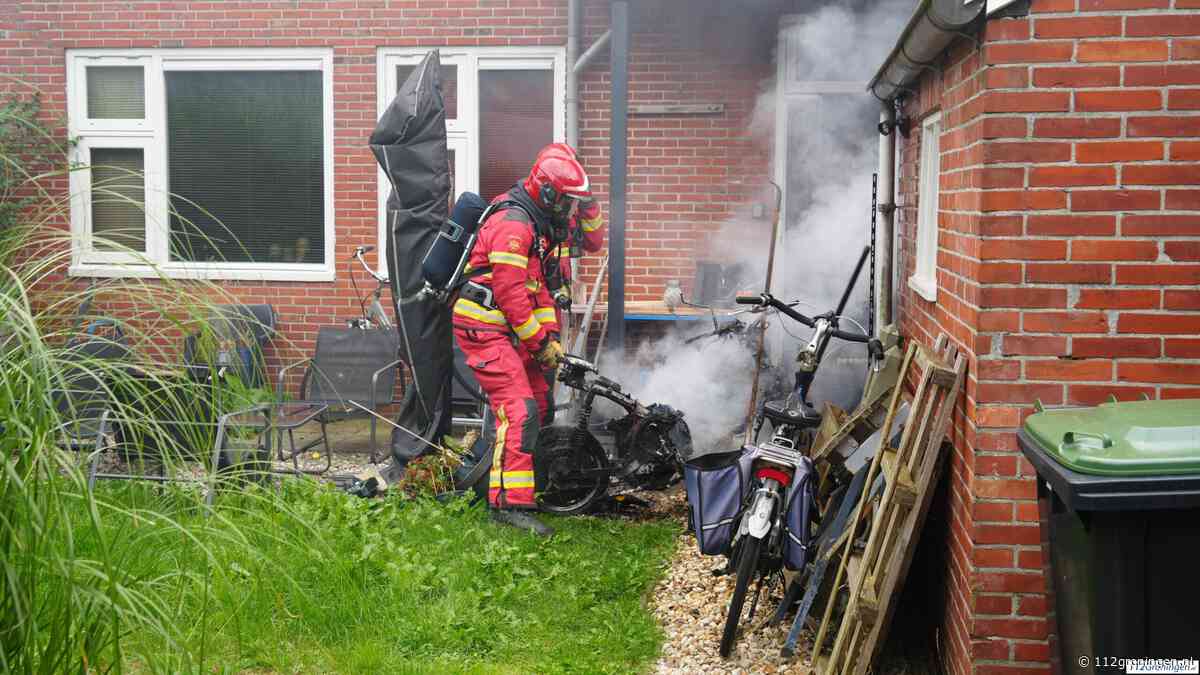 Scooter vat vlam in tuin woning