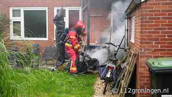 Scooter vat vlam in tuin woning