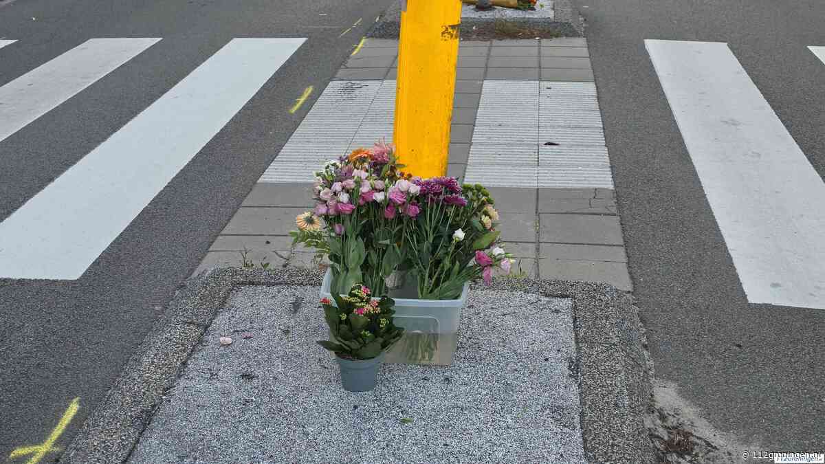 Bloemen gelegd bij zebrapad waar vrouw(81) om het leven kwam