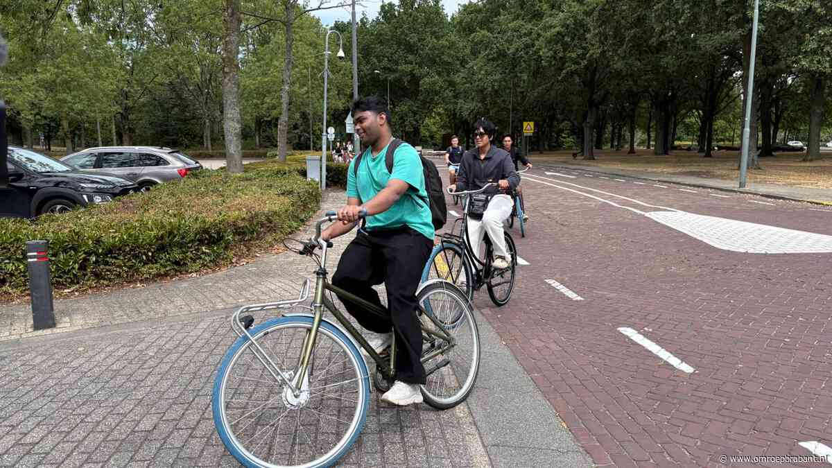 'Hoe werkt de rem?’: buitenlandse studenten leren fietsen in Eindhoven