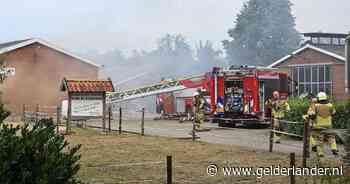 Rookgasexplosie blaast gevel uit schuur bij grote brand in Bentelo
