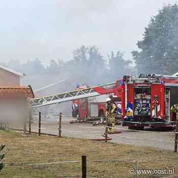Veel rook bij brand in Bentelo: gevel van schuur eruit geblazen