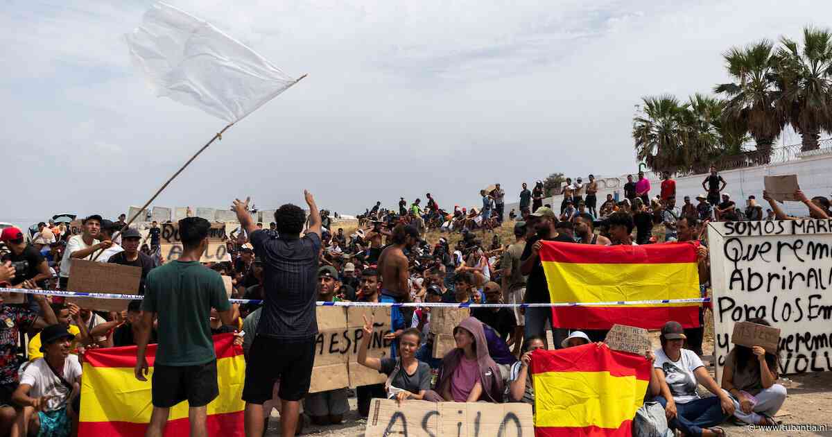 Honderden migranten demonstreren op het strand van Ceuta en dringen aan op asiel