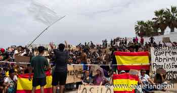 Honderden migranten demonstreren op het strand van Ceuta en dringen aan op asiel