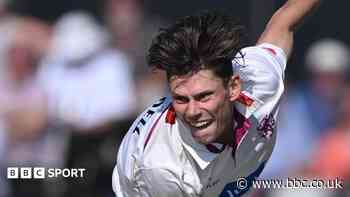 Seamer Randell joins Derbyshire for rest of season