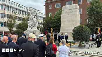 Hull remembers war heroes at 'beautifully' restored cenotaph