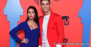 Cristiano Ronaldo en Georgina Rodríguez kozen voor bruiloft in woonkamer: ‘Wilde iets intiems’