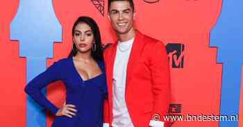 Cristiano Ronaldo en Georgina Rodríguez kozen voor bruiloft in woonkamer: ‘Wilde iets intiems’
