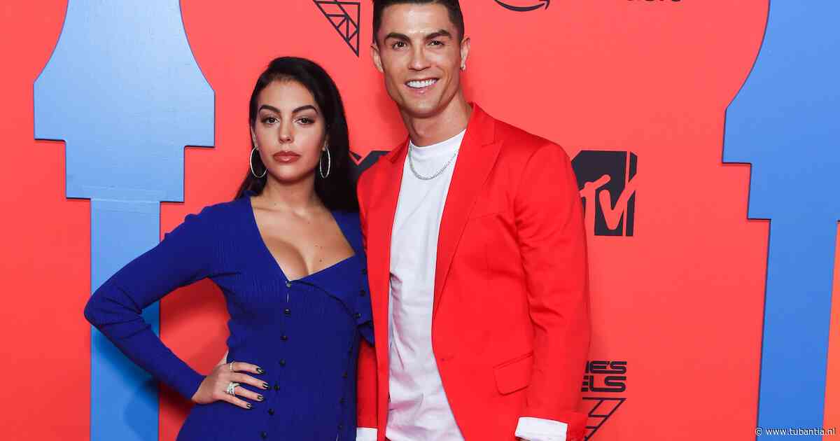 Cristiano Ronaldo en Georgina Rodríguez kozen voor bruiloft in woonkamer: ‘Wilde iets intiems’