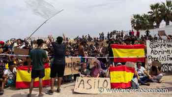 Honderden migranten demonstreren op strand Ceutra en dringen aan op asiel