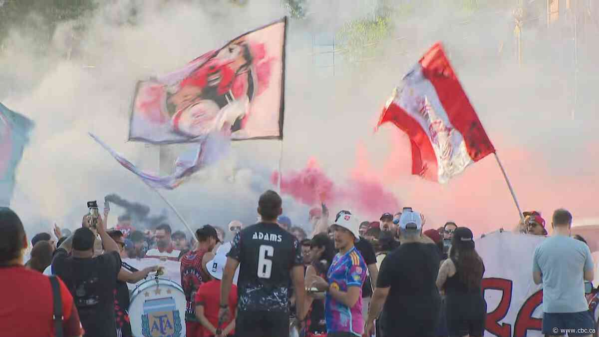 Toronto FC fans welcome team back to BMO field