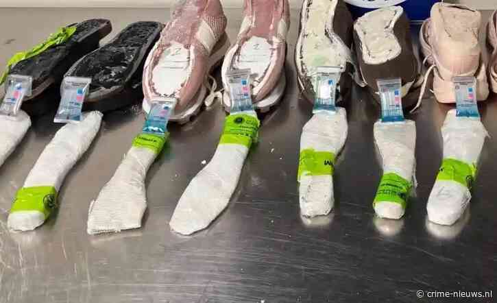 Douane vindt 1,3 kilo cocaïne verstopt in schoenzolen bij controle op luchthaven