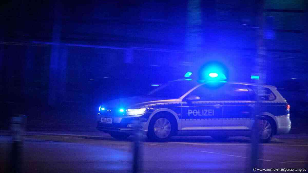 Polizei-Großeinsatz in Erding: Mann bedroht Passanten und schlägt auf Autos ein
