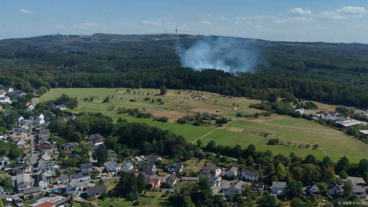 Einsatz noch nicht abgeschlossen: Feuerwehr stoppt Westerwald-Brand wenige Meter vor Wohnhäusern