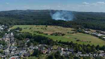 Einsatz noch nicht abgeschlossen: Feuerwehr stoppt Westerwald-Brand wenige Meter vor Wohnhäusern