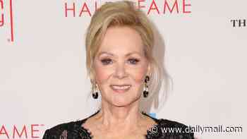 Hacks star Jean Smart hands out boxes of pizzas to fans after reunion with costars