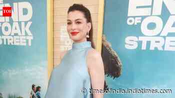 Anne Hathaway breaks down in tears on stage