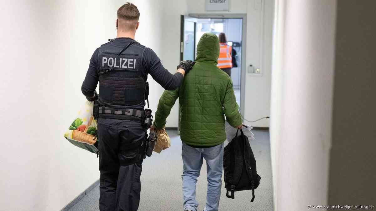 Wie mühsam das Geschäft der Abschiebungen ist, spürt nun auch Dobrindt