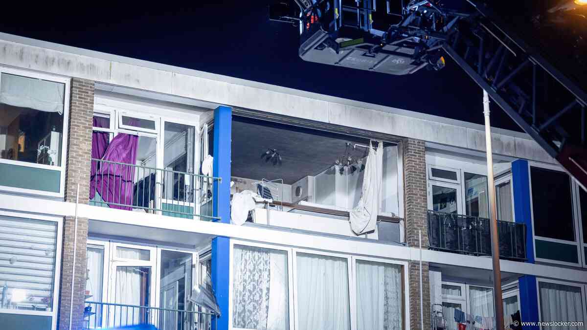 Explosie verwoest achtergevel van appartement in Zaandam: glas en puin op straat