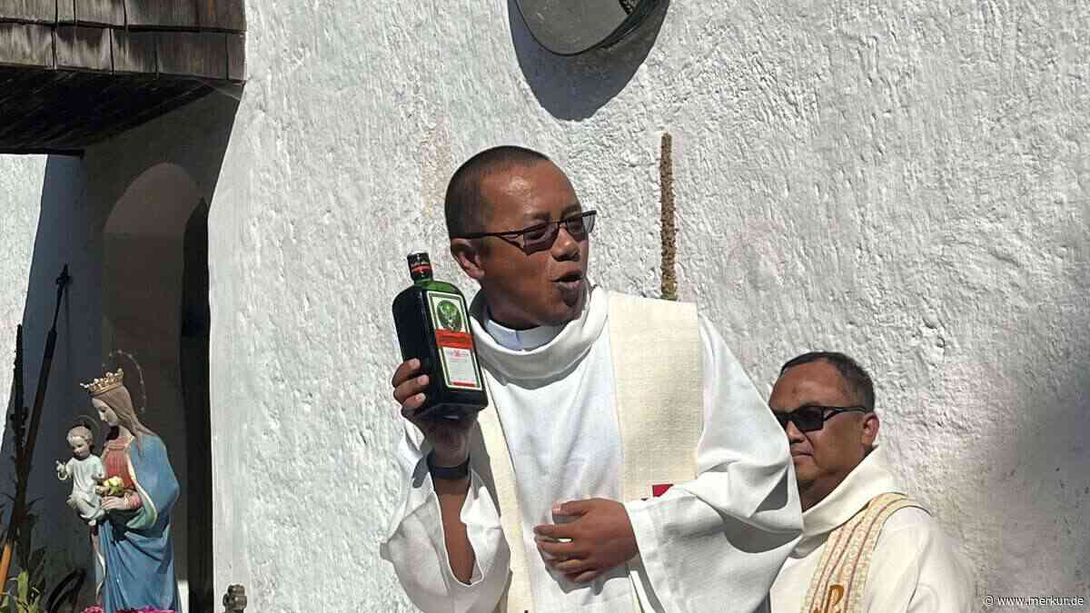 Bei Kräuterweihe im Isarwinkel: Pater zückt Jägermeister-Flasche