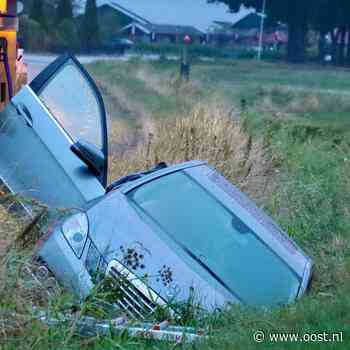 112 nieuws: Auto belandt in sloot in Lattrop-Breklenkamp