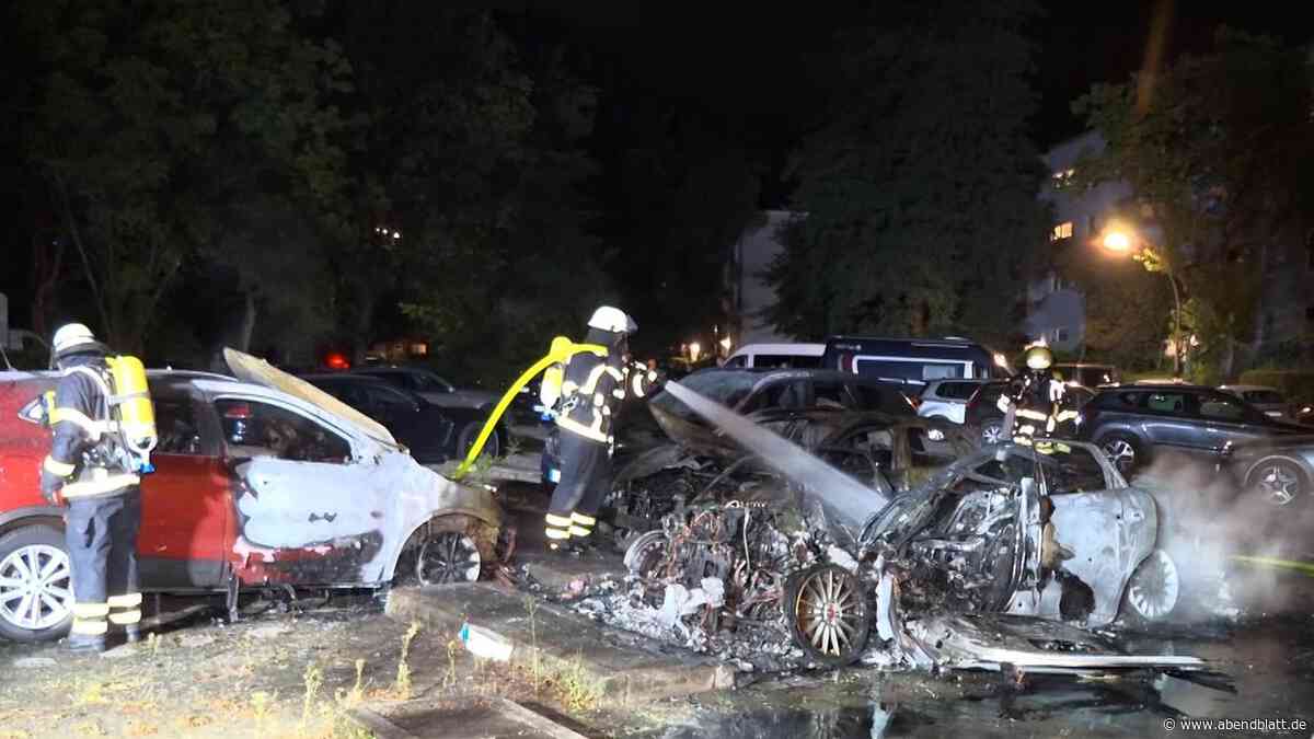 Tesla, BMW und Landrover: Pkw vor Osdorfer Wohnhaus in Flammen