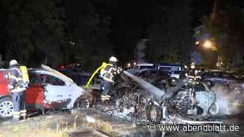 Tesla, BMW und Landrover: Pkw vor Osdorfer Wohnhaus in Flammen