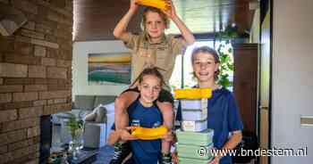 Flint (11), Famke (9) en Faas (7) uit Hellendoorn gaan voor het eerst in ruim een jaar weer naar school