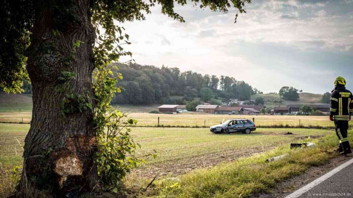 Audi kracht frontal gegen Baum – Auto wird 60 Meter weit ins Feld geschleudert