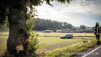 Audi kracht frontal gegen Baum – Auto wird 60 Meter weit ins Feld geschleudert