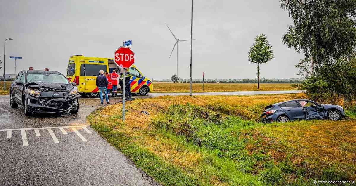 Auto belandt in sloot na botsing op kruising in Didam