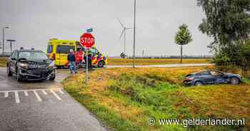 Auto belandt in sloot na botsing op kruising in Didam
