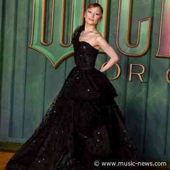 Ariana Grande duets with Wicked co-star at London show