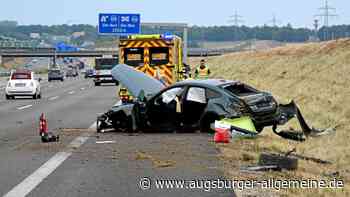 Stau nach Unfall auf A8: BMW überschlägt sich mehrfach