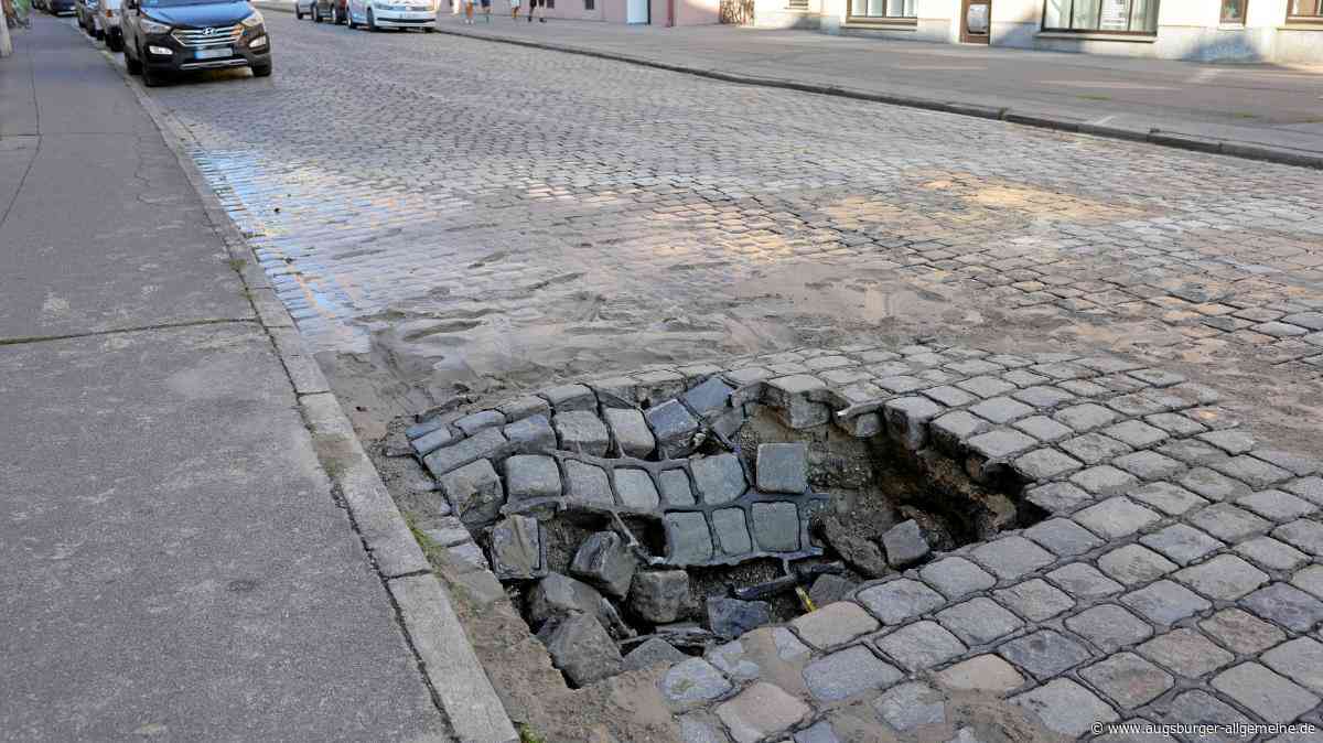 Straße Auf dem Kreuz in Augsburg nach Wasserrohrbruch wieder frei