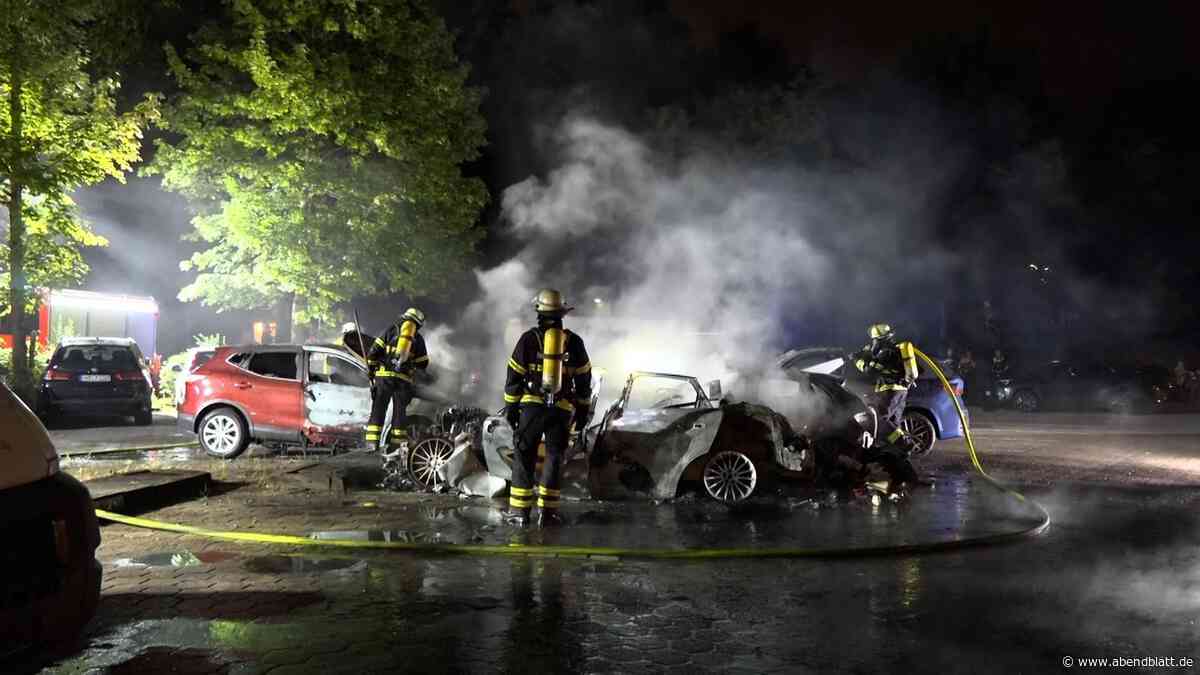 Brandstiftung in Hamburg-Osdorf? Vier Pkw vor Wohnhaus abgebrannt