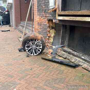 Auto belandt op zijkant na botsing tegen winkel in Hardenberg