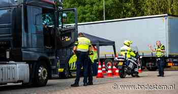 Meerdere vrachtwagens door politiemotoren van Merwedebrug gehaald