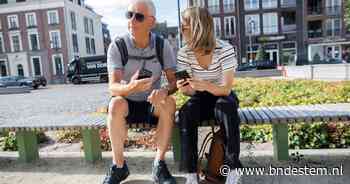Rennend door de winkelstraat: verslaggevers Inge en Fons proberen de citygame van Oudenbosch uit