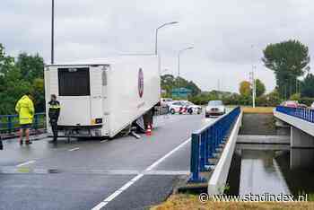 Vrachtwagen verliest oplegger op Oostranddreef in Lelystad