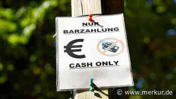 Alpen-Lokal verbannt Kartenzahlung: Urlauber stehen ohne Bargeld vor verschlossener Kasse