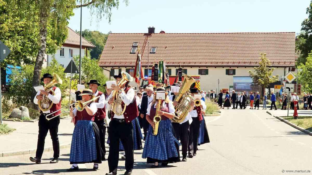 Mehr als 200 Menschen begleiten Altbürgermeister Wexlberger auf letztem Weg