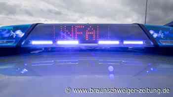 Frau stürzt bei Touchierung mit Pkw vom Motorrad im Landkreis Gifhorn